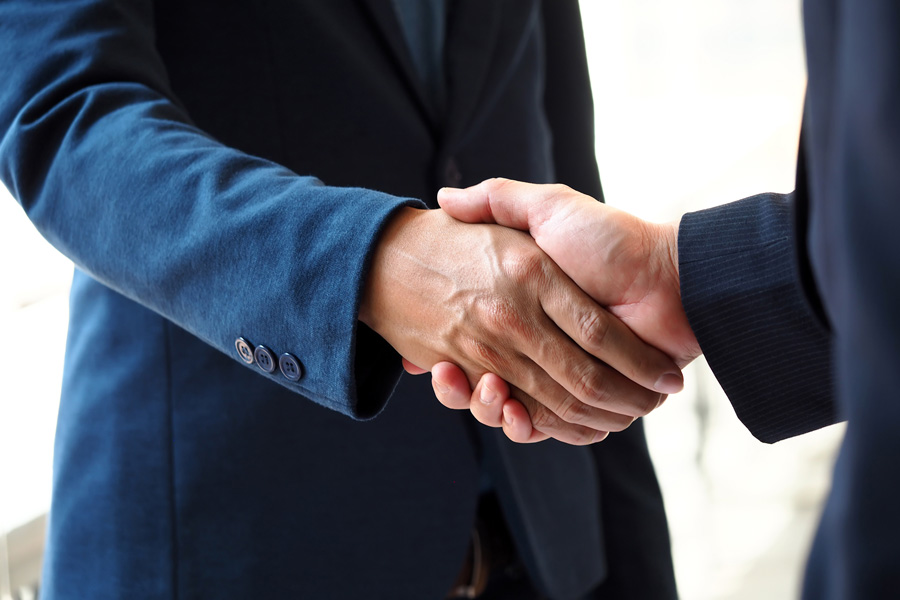 深圳律師咨詢網視角:“保時捷售價跌破40萬”背后的法律與市場考量